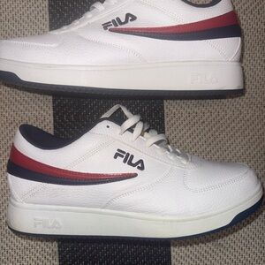 Fila Men's White and Red Sneakers size 10